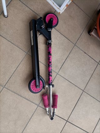 Patinete plegable infantil rosa y negro