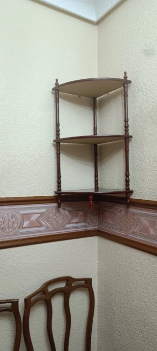 Estantería de rincón de madera