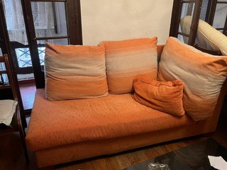 Sofá naranja de tela y madera