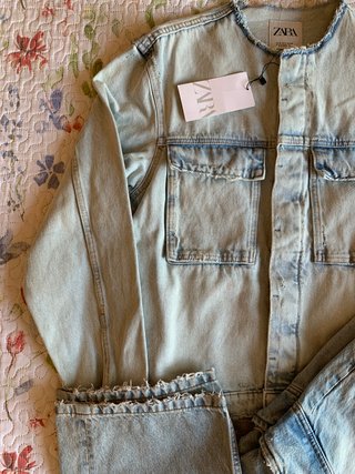 Conjunto Denim Zara azul claro costuras