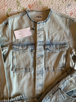 Conjunto Denim Zara azul claro costuras