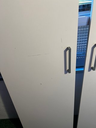 Puertas de armario blancas.
