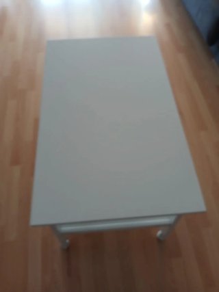 Mesa de centro blanca con ruedas