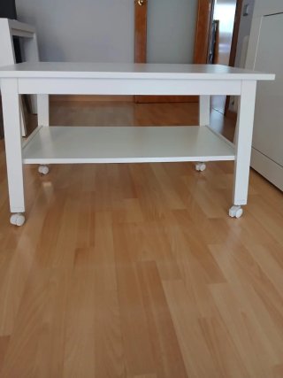 Mesa de centro blanca con ruedas