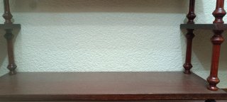 Estantería de madera oscura