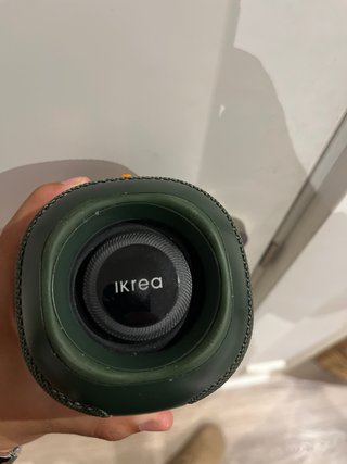 Altavoz portátil verde y naranja