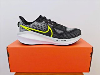 NIKE VOMERO 17