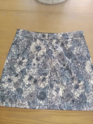 Falda corta flores lentejuelas plateadas