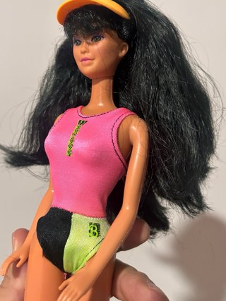 Muñeca Barbie con traje de baño