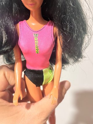 Muñeca Barbie con traje de baño