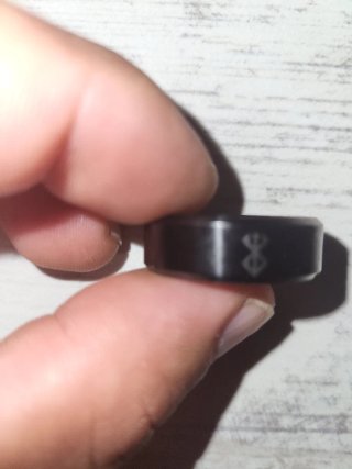 Anillo de Berserk, negro con el símbolo plateado