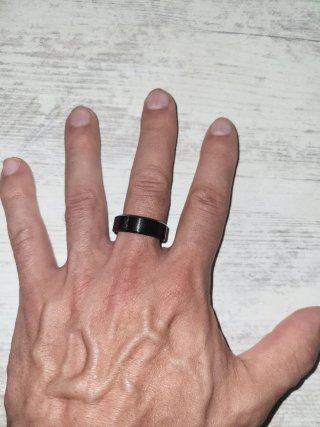 Anillo de Berserk, negro con el símbolo plateado