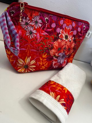 Neceser con toalla floral