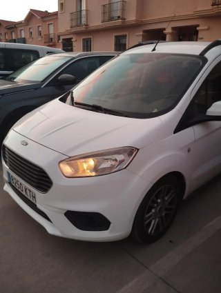 Ford E-Tourneo Courier 2019