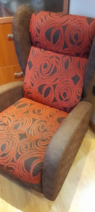 Sillón orejero individual tela marrón y rojo