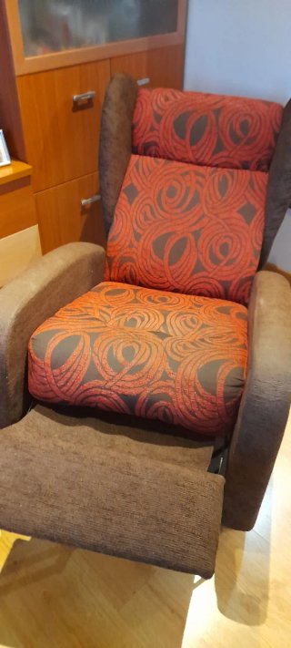 Sillón orejero individual tela marrón y rojo