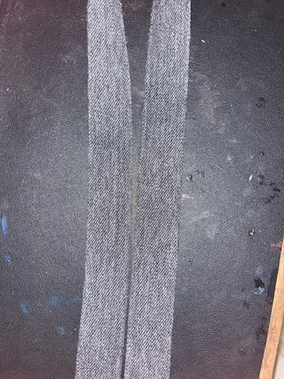 Cinturón gris con hebilla negra