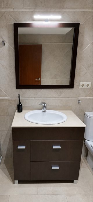 Mueble de baño con espejo, lavabo y grifo