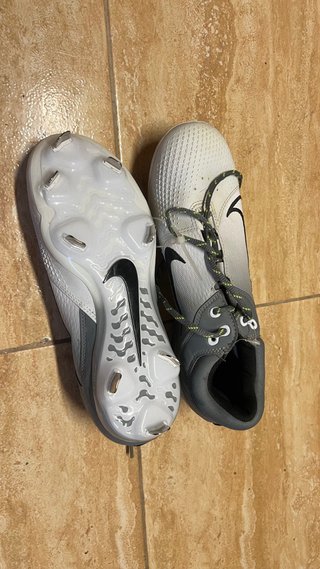 Zapatillas de béisbol Nike blancas y grises