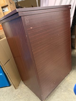 Mesa y taburete con detalles
