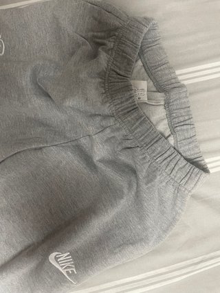 Conjunto chándal Nike gris y blanco