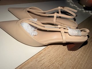 Zapatos de vestir punta fina beige sin estrenar