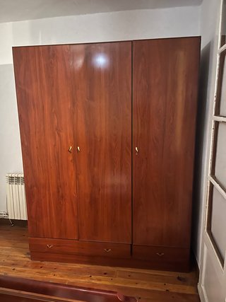 Armario de madera marrón. SE REGALA