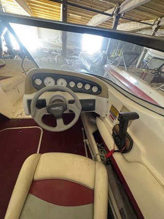Barco deportivo blanco y rojo