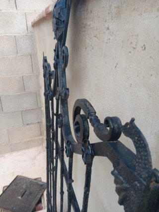 Puerta hierro forjado antigua decorada