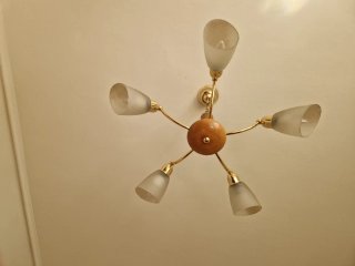 Lámpara de techo dorada y madera