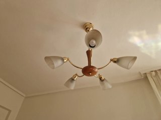 Lámpara de techo dorada y madera