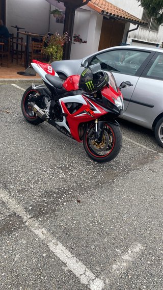 Suzuki GSXR 600 Roja y Blanca