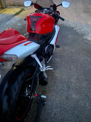 Suzuki GSXR 600 Roja y Blanca