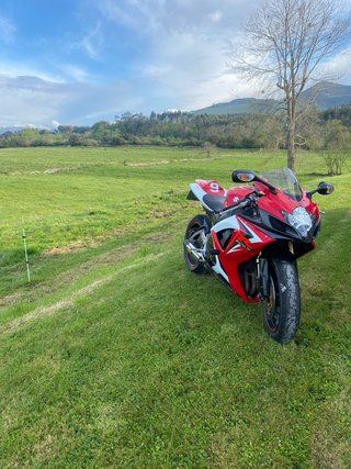 Suzuki GSXR 600 Roja y Blanca