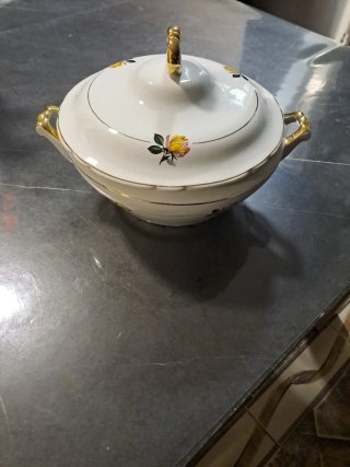Sopera de porcelana con filo dorado