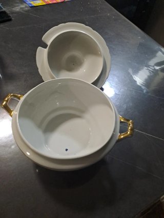 Sopera de porcelana con filo dorado