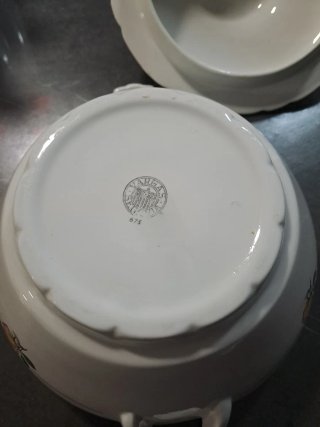 Sopera de porcelana con filo dorado