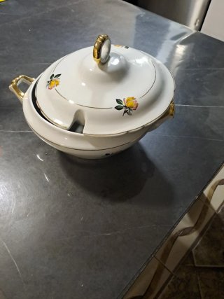 Sopera de porcelana con filo dorado