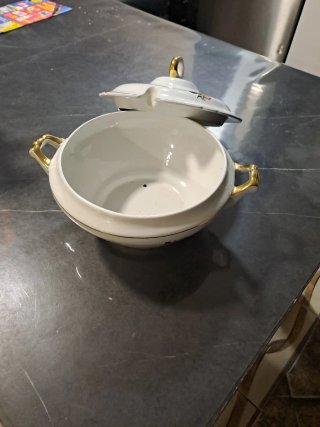 Sopera de porcelana con filo dorado