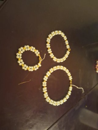 Pulseras de perlas y oro