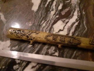 Espada decorativa con funda y cordón