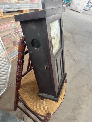 Reloj de pared antiguo de madera