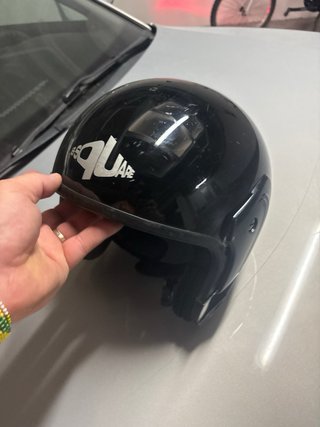 Casco de moto negro con visera