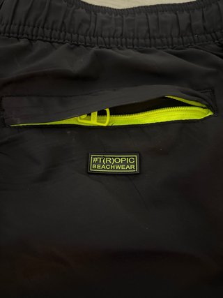 Bañador negro con detalles amarillos