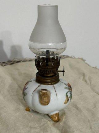 Antico lume in miniatura decorato