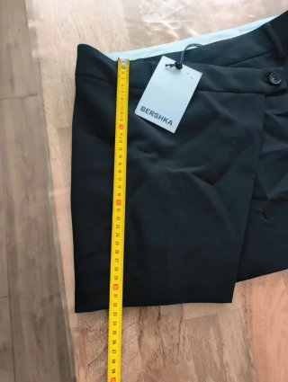 Falda cruzada Bershka negra