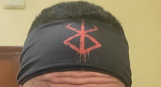 Diadema deportiva de Berserk negra y roja