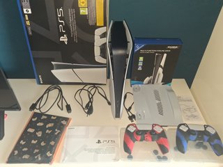 PS5 Digital Edition + 2 Controles + Accesorios