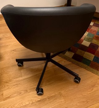 Silla de oficina Ikea negra con ruedas