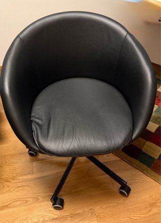 Silla de oficina Ikea negra con ruedas